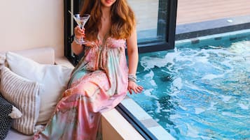 Luxury Villa, All Inclusive | Área de sala de estar | Televisión LED de 55 pulgadas con canales por cable