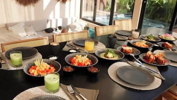 Villa de lujo, vistas al patio | Cocina privada | Microondas, lavavajillas, plancha y utensilios de cocina