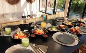 Buffet de l'esmorzar amb diversos plats i begudes.