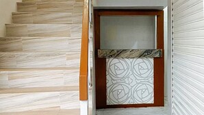 Eine Treppe mit einer Wand mit Muster und einer Tür mit kreisförmigem Design.