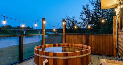 Cozy Cabin with Large Cedar Hot Tub