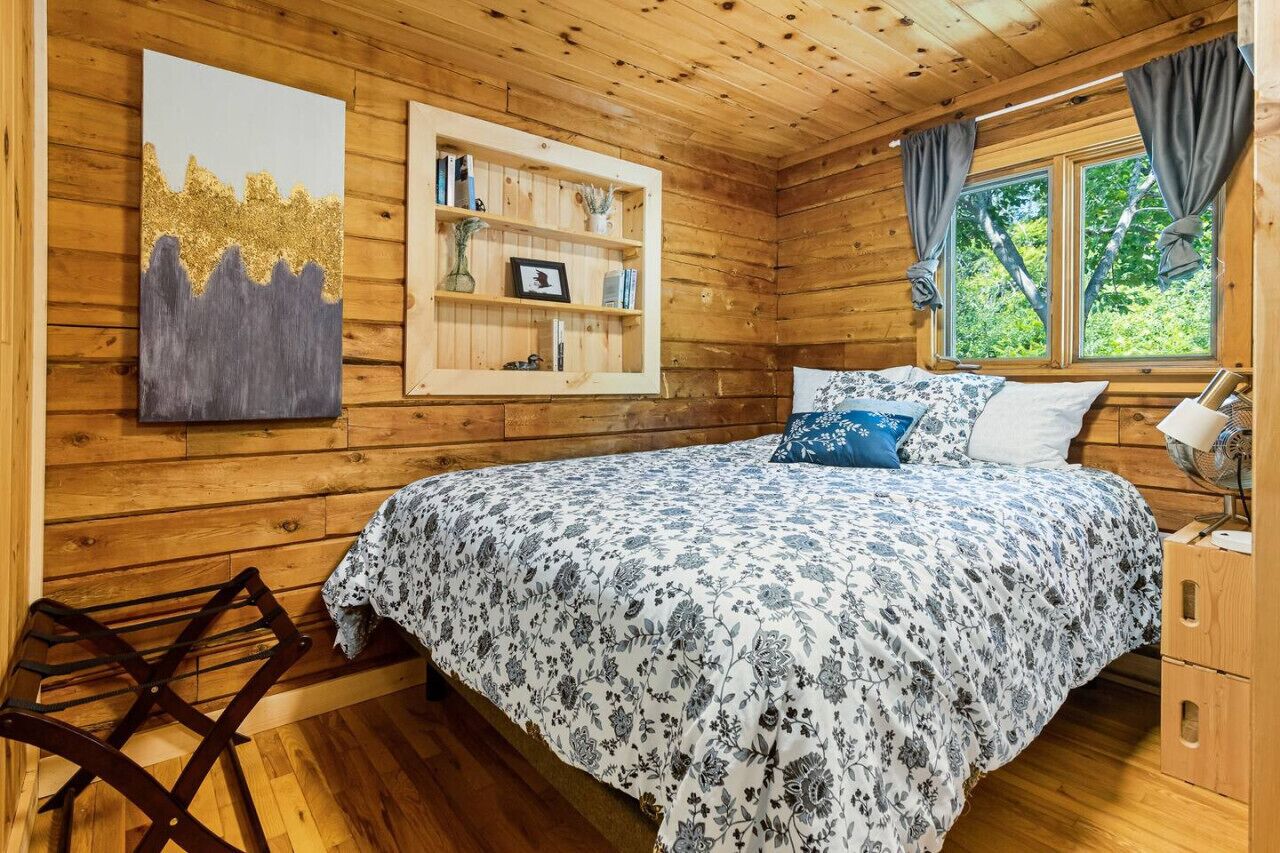 3 chambres, bureau, fer et planche à repasser, lit de bébé portatif