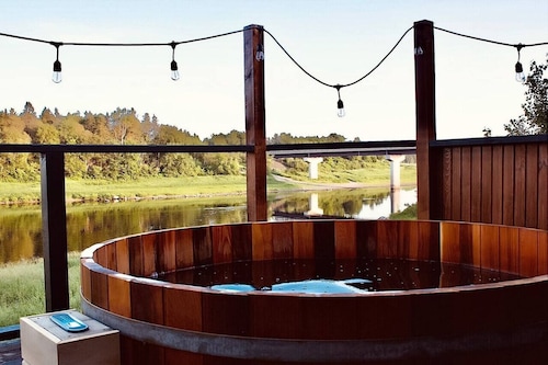 Cozy Cabin with Large Cedar Hot Tub