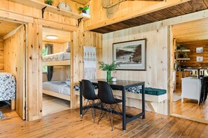 3 bedrooms, desk, iron/ironing board, travel cot - Cozy Cabin with Large Cedar Hot Tub (Quarryville)