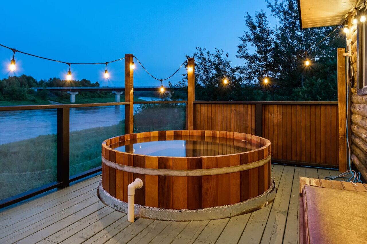 Outdoor spa tub