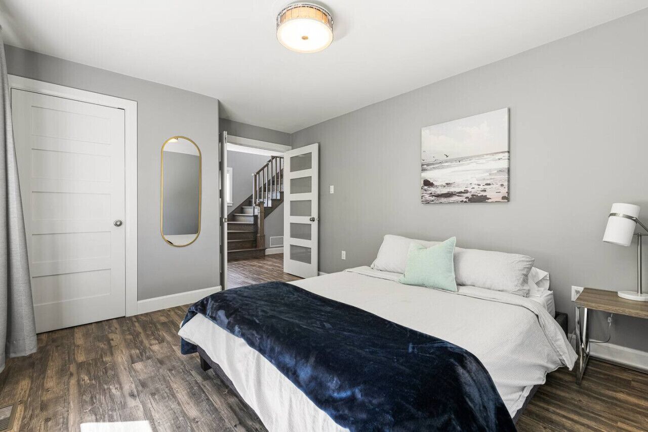 4 slaapkamers, een bureau, een strijkplank/strijkijzer, reisbedje