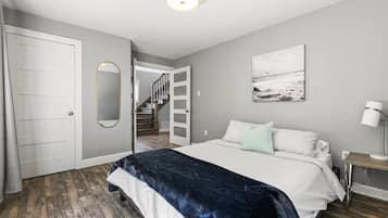 4 slaapkamers, een bureau, een strijkplank/strijkijzer, reisbedje