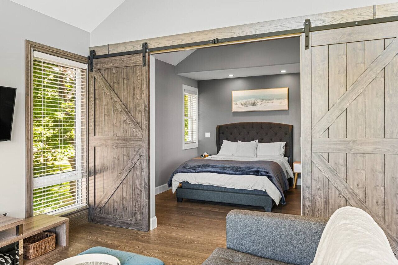 4 bedrooms, desk, iron/ironing board, travel crib