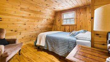 4 bedrooms, desk, iron/ironing board, WiFi