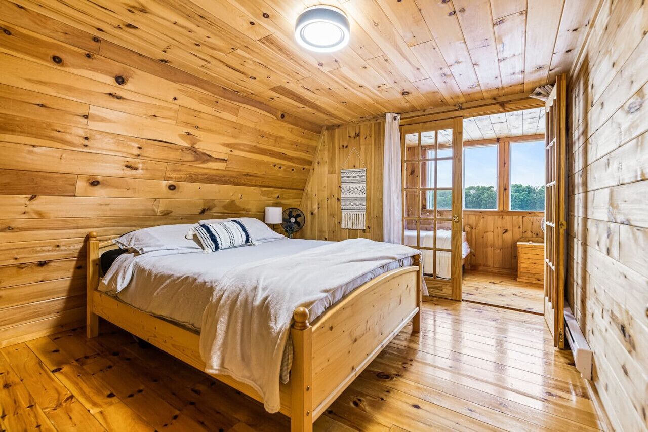 4 bedrooms, desk, iron/ironing board, WiFi