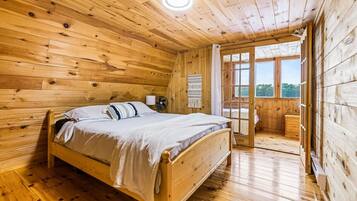 4 bedrooms, desk, iron/ironing board, WiFi