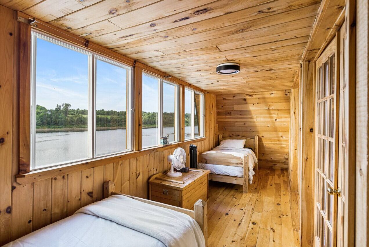 4 bedrooms, desk, iron/ironing board, WiFi