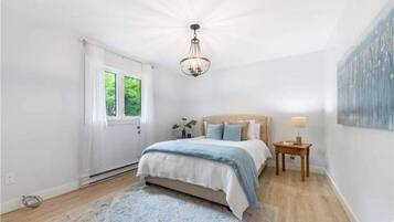 3 bedrooms, desk, WiFi, bed sheets