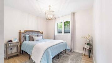 3 bedrooms, desk, WiFi, bed sheets