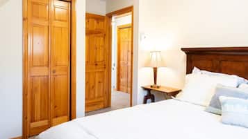 4 slaapkamers, een bureau, een strijkplank/strijkijzer, gratis wifi