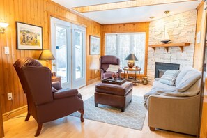 Smart TV, fireplace - Get-A-Way Beach Chalet (Grande-Digue)