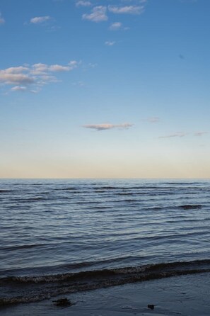 A calm sea with a clear sky and a few clouds. - Get-A-Way Beach Chalet (Grande-Digue)