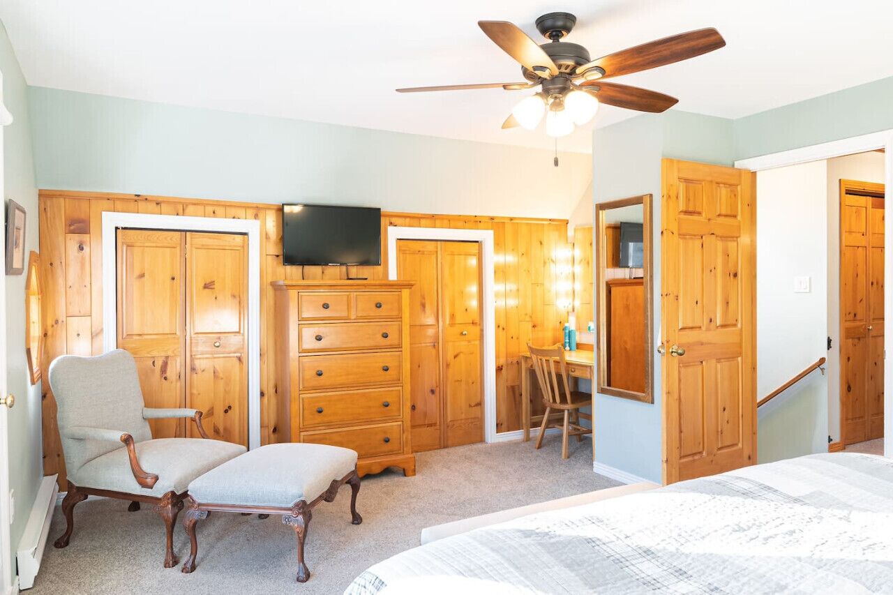 4 bedrooms, desk, iron/ironing board, WiFi (free)