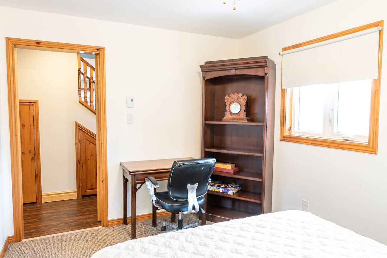 4 bedrooms, desk, iron/ironing board, WiFi (free)