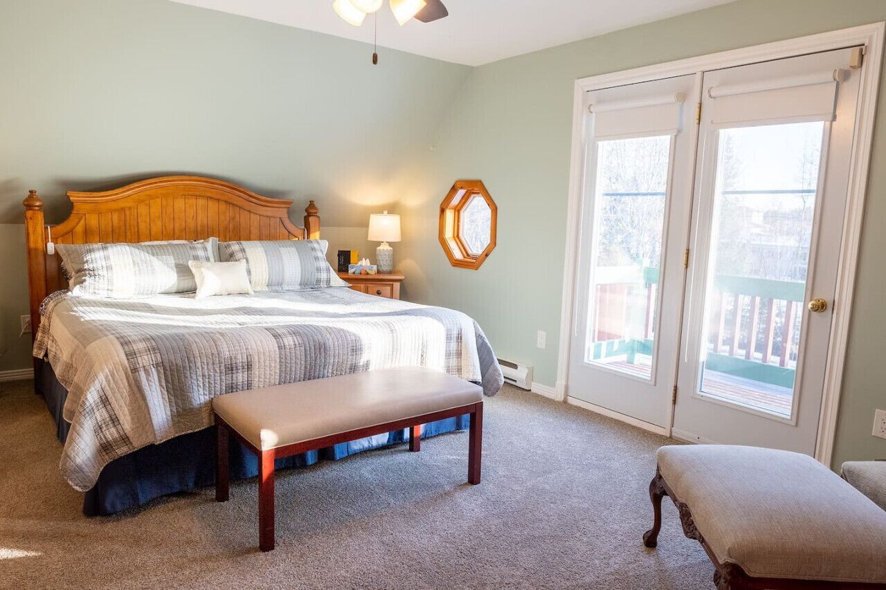 4 bedrooms, desk, iron/ironing board, WiFi (free)
