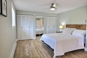 4 Schlafzimmer, Schreibtisch, Reisekinderbett, WLAN