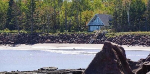 Beach nearby - East Coastal- Waterfront Cottage (Beaubassin-est)