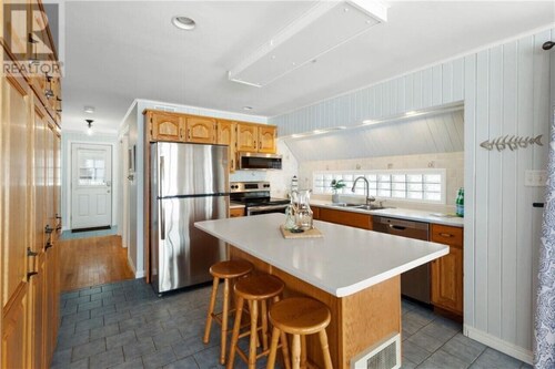 East Coastal- Waterfront Cottage