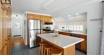 East Coastal- Waterfront Cottage