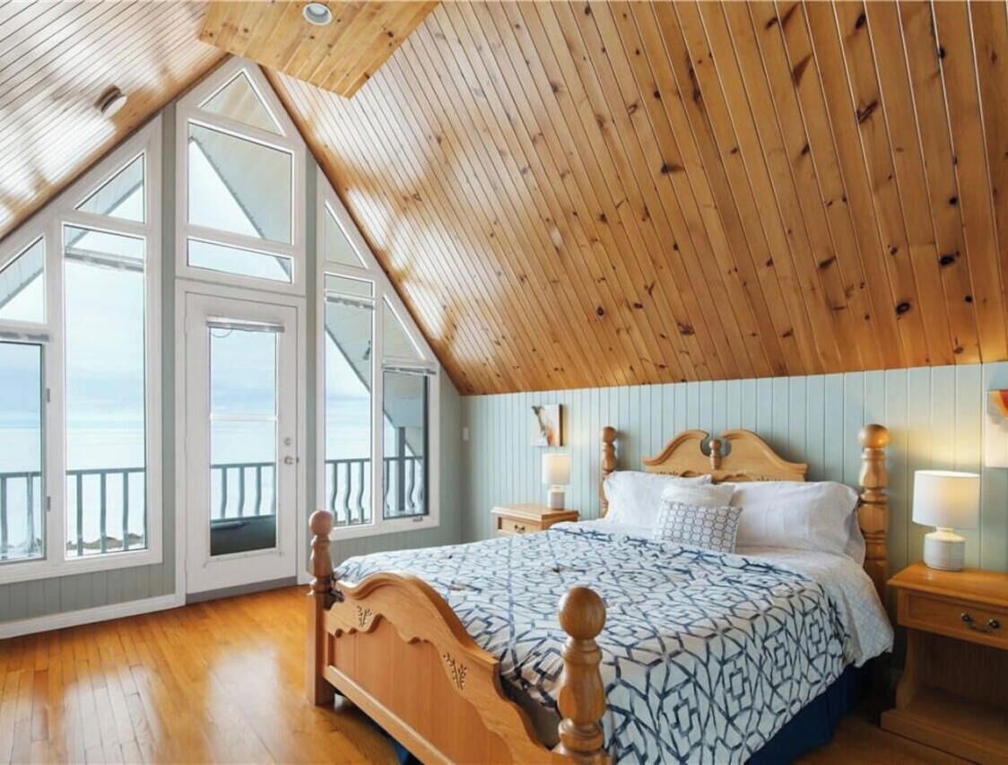 3 bedrooms, desk, WiFi, bed sheets
