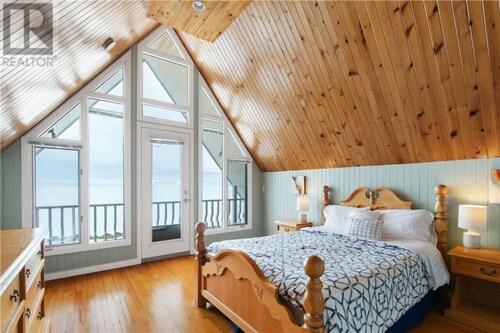 East Coastal- Waterfront Cottage