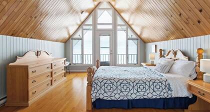 East Coastal- Waterfront Cottage