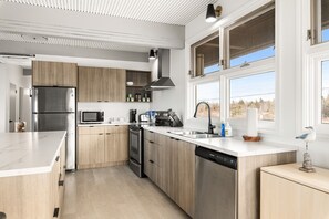 Frigorífico, microondas, horno y placa de cocina