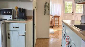 Coffee/tea maker, fridge, microwave, oven