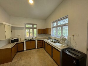Private kitchen - Quaint Goan Villa With Compounded Garden Space (Benaulim)