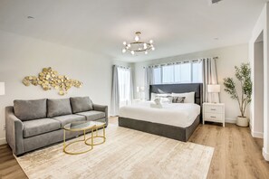 7 Schlafzimmer, Schreibtisch, Bügeleisen/Bügelbrett, Reisekinderbett