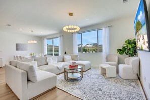 Smart-TV, Kamin, Videospiele, Tischfußball