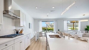 コーヒー / ティーメーカー、冷蔵庫、電子レンジ、オーブン