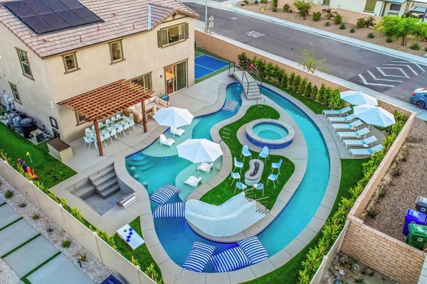 Alberca al aire libre y alberca climatizada