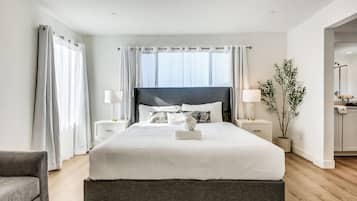 7 habitaciones, escritorio y tabla de planchar con plancha