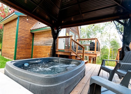Terrace/patio. Hillside Haven 1 Bedroom with Hot Tub