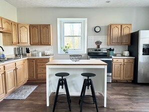 Frigorifero, microonde, forno, piano cottura