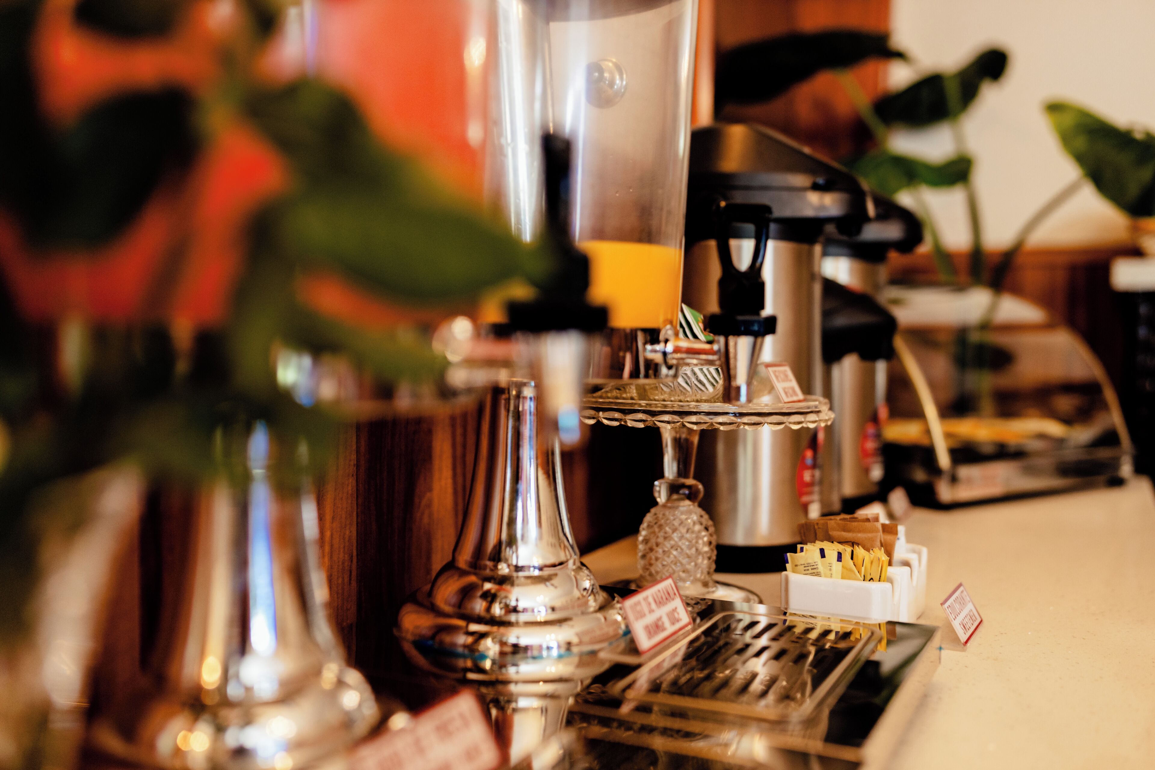 Eine Kaffeemaschine und verschiedene Küchengeräte auf einer Arbeitsfläche.