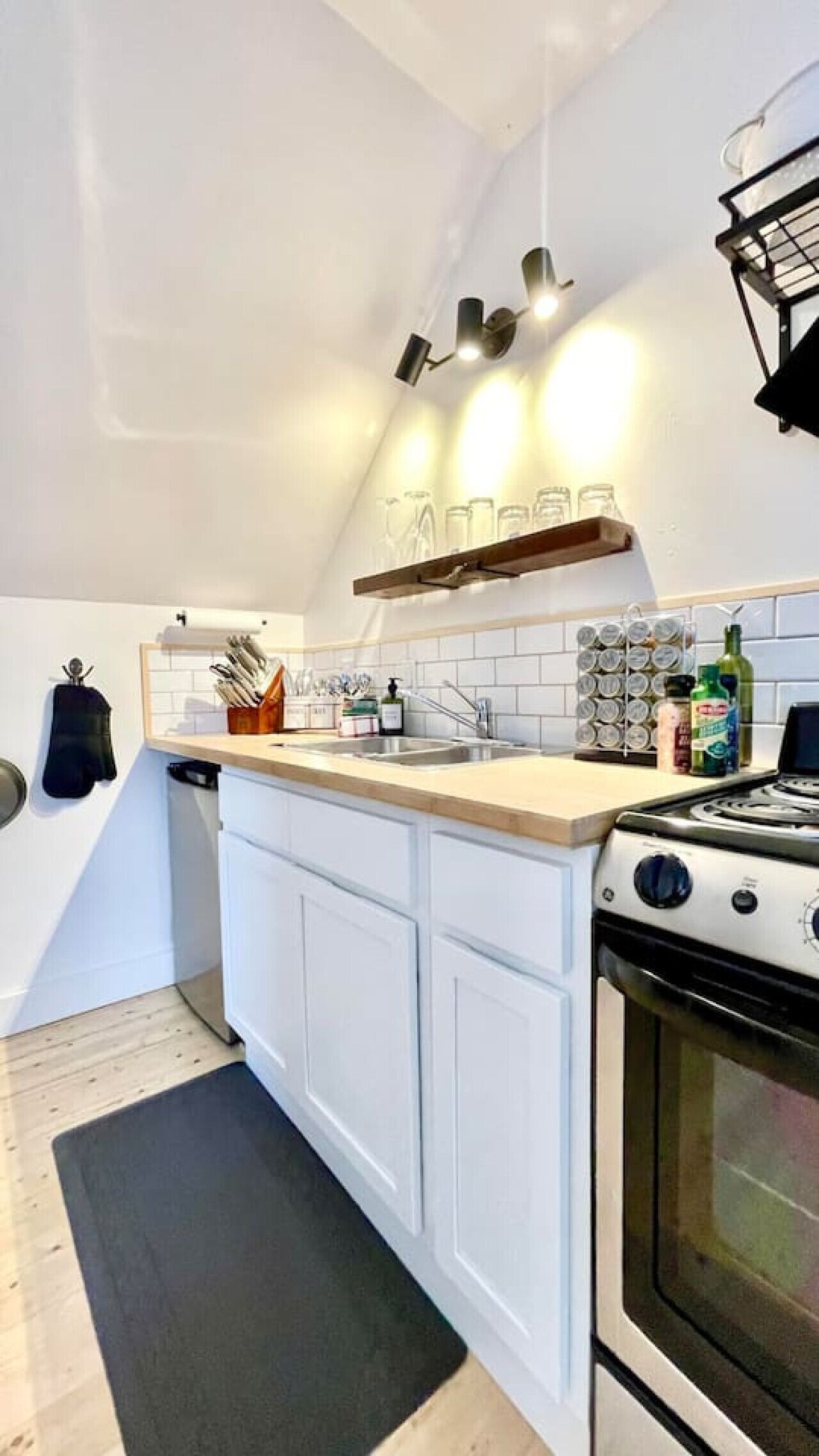 Cafetera o tetera, frigorífico, horno y placa de cocina