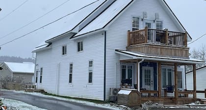 Finn's Studio Suite Apartment, Alma, Fundy Park