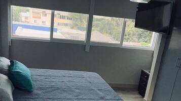 3 quartos, escrivaninha, ferros/tábuas de passar roupa