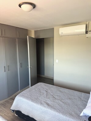 3 chambres, bureau, fer et planche à repasser, accès au Wi-Fi (inclus)