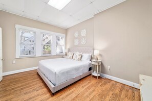 3 makuuhuonetta, työpöytä, silitysrauta/-lauta, ilmainen Wi-Fi