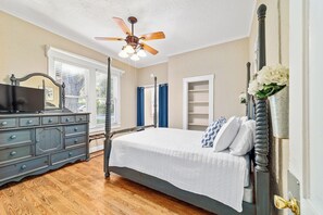 3 bedrooms, desk, iron/ironing board, free WiFi