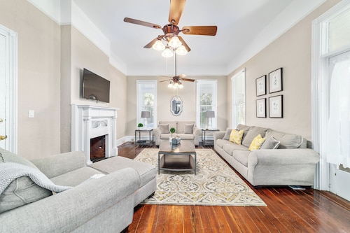 Victorian Manor: Downtown Apt, near Silver Springs & Fort King Historic Park