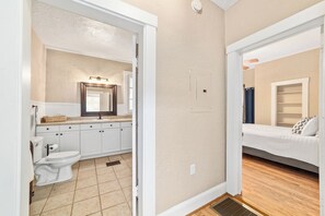 Hair dryer, towels, soap, shampoo - Victorian Manor: Downtown Apt, near Silver Springs & Fort King Historic Park (Ocala)